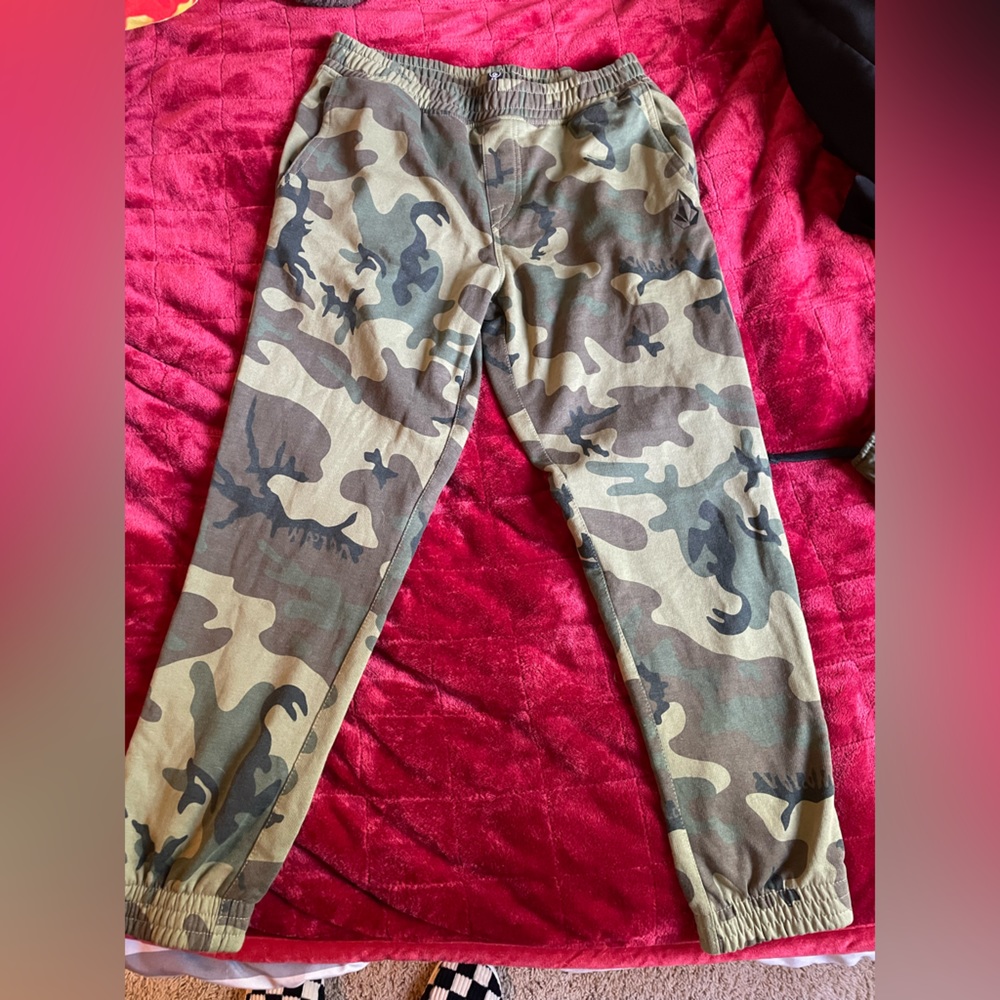 Men’s camo Volcom sweatpants